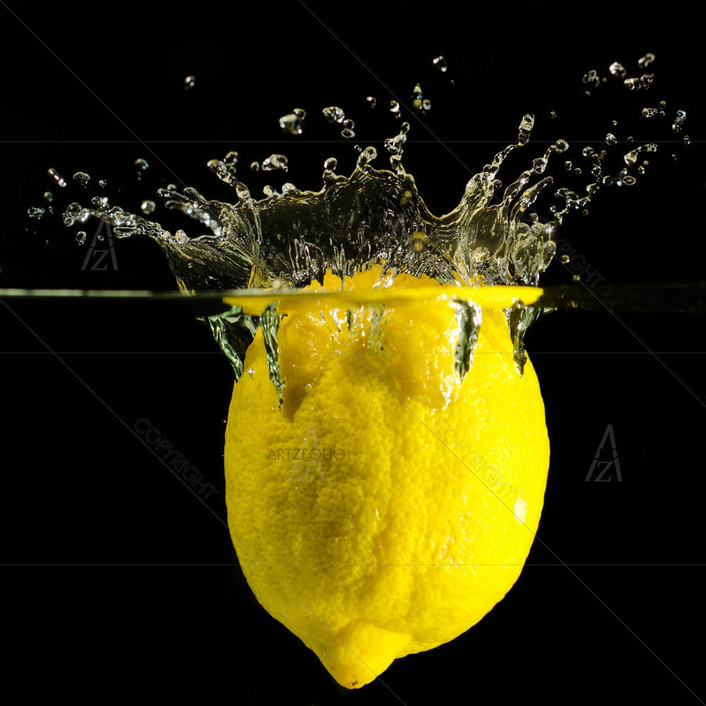 Eine Gelbe Zitrone Wasser Vor Schwarzem Hintergrund — Cuisine custom art by ArtzFolio