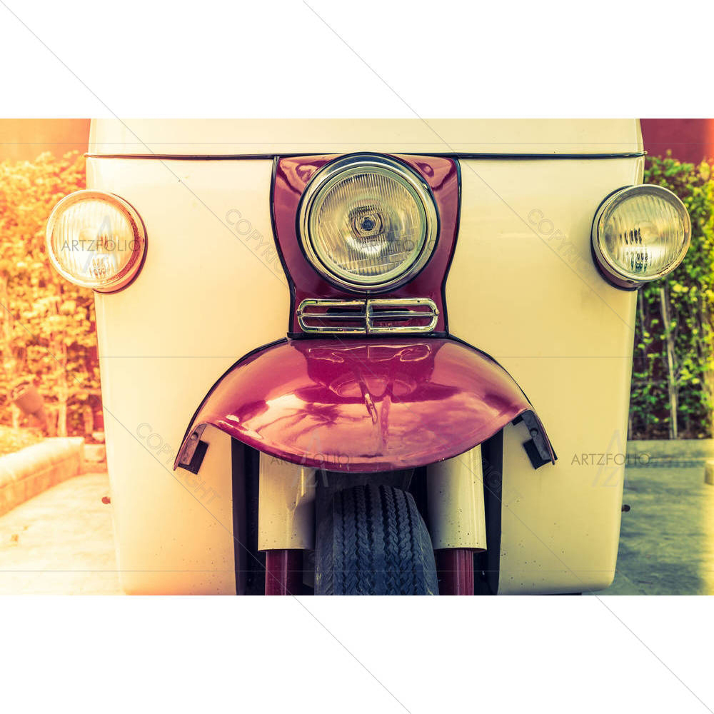 Image of Headlight Lamp of a Vintage Car — custom-size art design 5006559