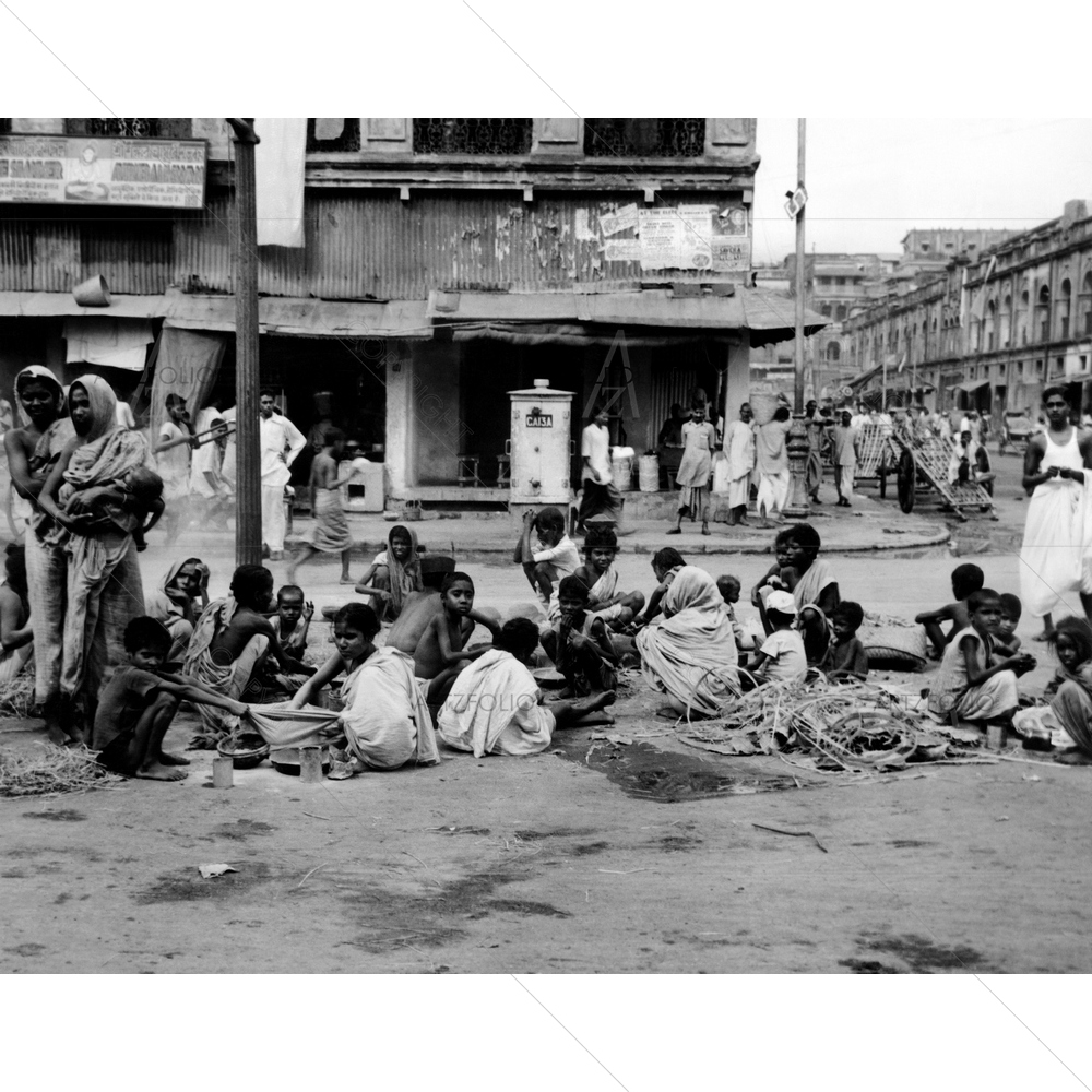 Starving Homeless People in Calcutta Street — custom-size art design 5010088
