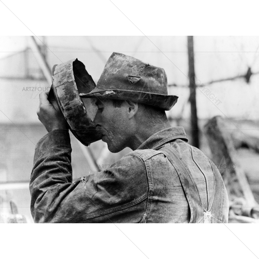 Oil Field Worker Drinking Water in Texas, Russell Lee, 1939 — custom-size art design 5010190