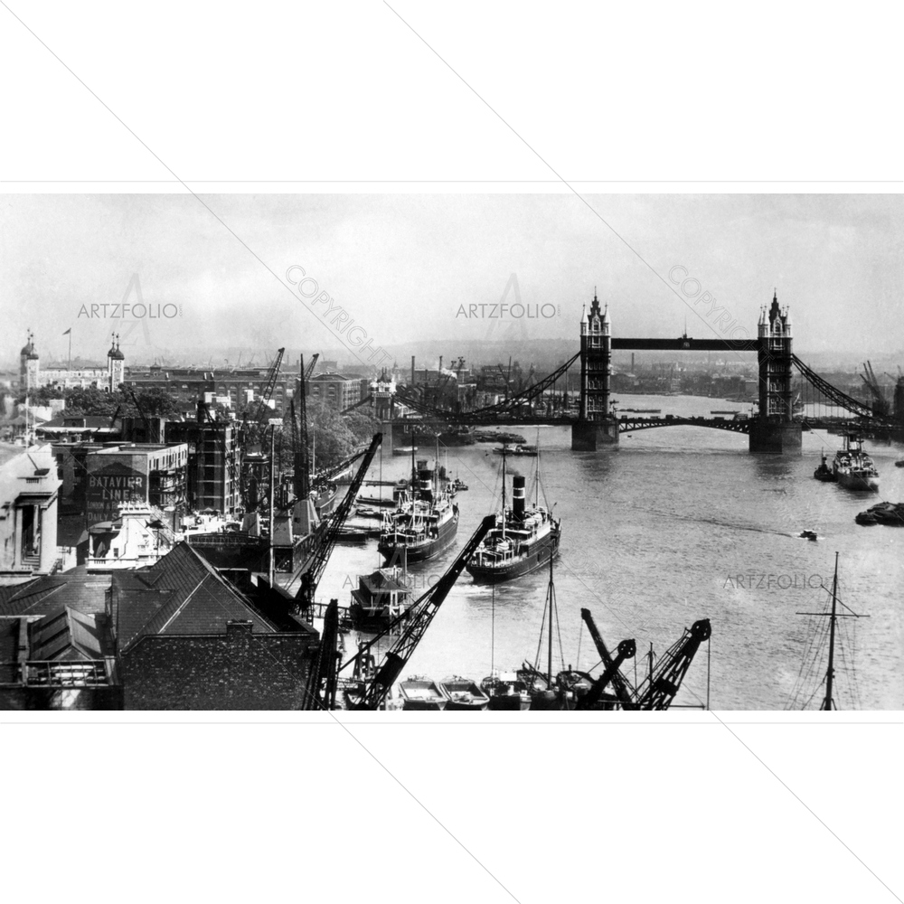 Tower Bridge on River Thames, UK D1 — custom-size art design 5010324